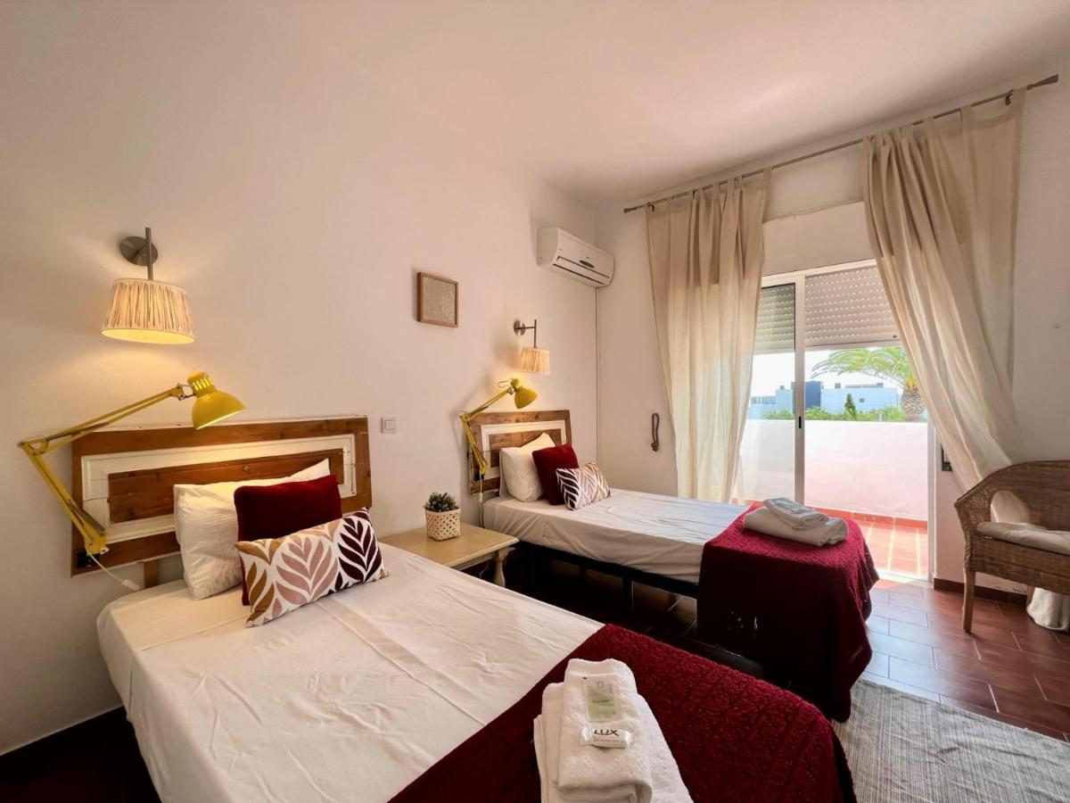 Armacao De Pera Twins 2 With Pool By Homing Apartman Kültér fotó